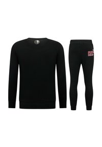 Zwarte sweatshirt en bijpassende joggers. De sweatshirt heeft een ronde hals en ribgebreide boorden; de joggers hebben een logo-print op de linkerheup.