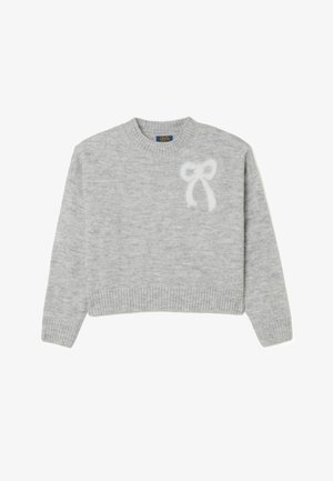 Helles grauer, kurz geschnittener Pullover aus weichem Strickstoff. Mit einem gerippten Saum und Bündchen, sowie einem weißen, flauschigen Schleifenmotiv auf der linken Brust.