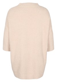 Jasnokremowy, oversize'owy sweter z krótkimi rękawami. Posiada prążkowany dekolt i teksturowaną tkaninę na całej powierzchni. Brak widocznych wzorów lub akcentów.