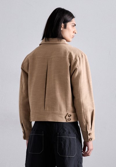 Kidsuper POCKET DETAIL CROPPED COAT - Veste légère - light brown