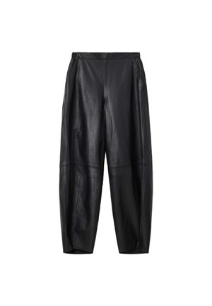 Zwarte broek met brede pijpen van nepleer, voorzien van een elastische tailleband en zijzakken, afgebeeld op een witte achtergrond.