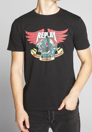 T-shirt en coton noir avec un graphique coloré d'un panthère rugissante avec des ailes rouges et une bannière portant l'inscription "VENICE WHEELS BRIGADE."