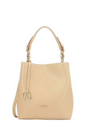 Bolso de cuero beige con un solo asa superior y correa de hombro desmontable, con un charm dorado redondo y el nombre de la marca "Kazar" en relieve.