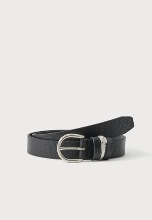 Zwarte gestructureerde leren riem met zilverkleurige afgeronde metalen gesp en riemlus, opgerold op een witte achtergrond.