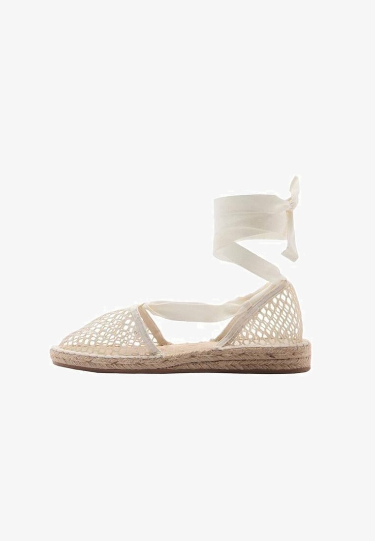 Espadrilles blanches tissées avec une semelle en jute, dotées de lacets à la cheville et d'un design ouvert au niveau des orteils. Motif respirant avec un profil plat.