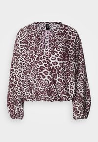 Μπλούζα με λεοπάρ σχέδιο από απαλό ύφασμα, με άνετη εφαρμογή, στρογγυλή λαιμόκοψη και ροζ κορδόνι στο μπροστινό μέρος. Λάστιχο στα μανίκια.