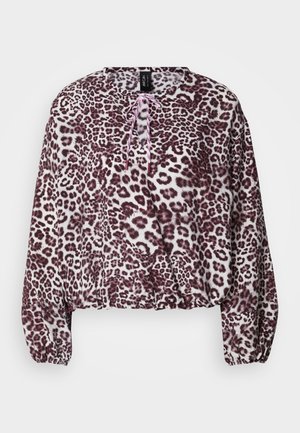 Blouse imprimé léopard en tissu doux, avec une coupe ample, un col rond et un cordon rose à l'avant. Poignets élastiqués.