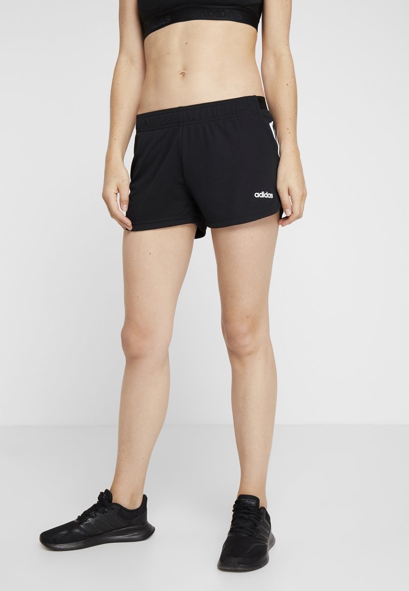 Svarta sportshorts i lättviktigt material, med resårmidja och en vit Adidas-logotyp på sidan.
