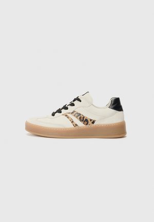 Baskets en cuir de couleur blanc cassé avec des lacets noirs, présentant un motif léopard sur le côté et une semelle en caoutchouc. Forme de bout arrondi.