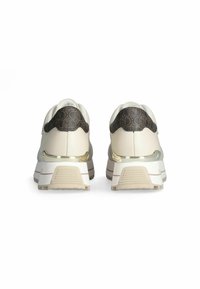 Sneaker beige con retro in un marrone scuro texturizzato, dettagli dorati e una suola bianca spessa. Presenta un motivo sottile sul tallone.