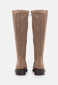 Stivali over-the-knee in suede color tan con una finitura liscia, cerniere posteriori e tacco a blocco. Presentano un design aderente e una punta arrotondata.