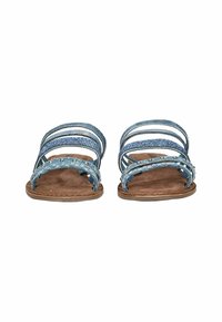 Infradito in denim con più cinturini sovrapposti in diverse tonalità di blu, featuring una morbida soletta marrone e accenti decorativi in argento.