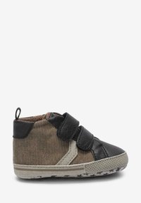 Bruine corduroy hoge sneaker met zwarte leren accenten, twee klittenbandstrips en een gegolfde rubberen zool met sterpatroon.