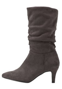 Bota de ante gris hasta el tobillo con un diseño arrugado, punta afilada y un tacón de 6.5 cm. Presenta costuras sutiles y una textura suave en toda la superficie.