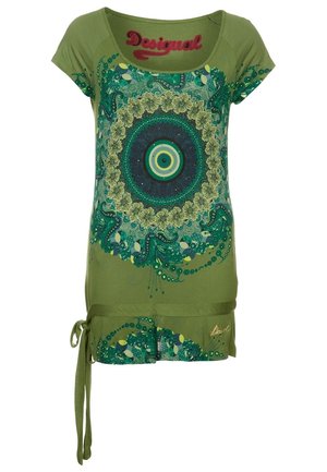 Groen kort mouwen shirt met een groot rond bloem- en paisleypatroon in blauwe en gele tinten, en een stoffen strik aan de zijkant.