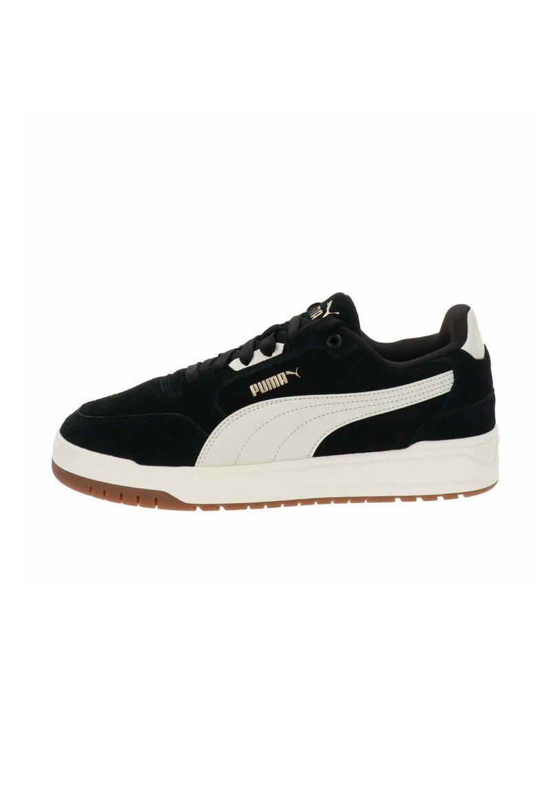 Zapatillas de ante negras con acentos en cuero blanco y suela de goma beige. Presentan un diseño de cordones y una sutil marca en el costado.