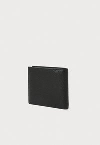 Čierna kožená peňaženka s textúrovaným povrchom, bi-fold dizajn a jemne zaoblené okraje. Minimalistická a kompaktná pre jednoduchú prenosnosť.