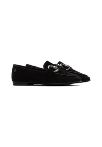 Mocasines de ante negro con un detalle decorativo de cadena en la parte delantera. Diseño elegante con un tacón bajo y punta redondeada. Textura suave.