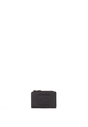 Portafoglio in pelle nera con superficie testurizzata, forma rettangolare, logo impresso sul davanti e chiusura con zip dorata. Design compatto per carte e contante.