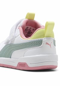 Baskets blanches avec des accents de design vert menthe et rose, dotées d'une languette en maille textile, d'une sangle Velcro et d'une semelle en caoutchouc texturée.
