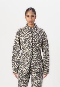 Giubbotto di jeans con stampa leopardo, caratterizzato da un collo a camicia, chiusure con bottoni e due tasche sul petto con un accento del logo.