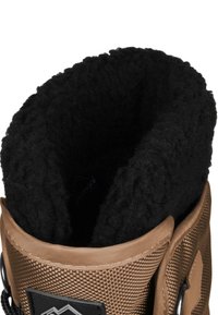 Brauner Stiefel mit strukturierter, robuster Außenfläche und schwarzem, flauschigem Futter oben. Verfügt über ein Logo und eine Metallöse zum Schnüren.