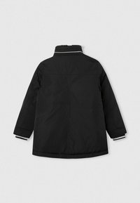 Černý zateplený kabát s vysokým límcem, vybavený měkkou podšívkou, dlouhými rukávy a kontrastními bílými akcenty na manžetách.