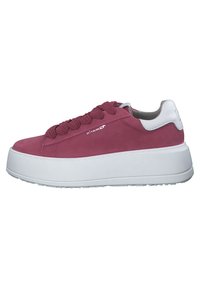 Baskets en daim magenta avec une semelle plateforme en caoutchouc blanc, des lacets épais et texturés, et un détail logo sur le côté. Doublure intérieure lisse.