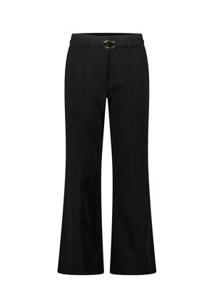 Pantalon noir à jambe droite avec plis sur le devant et ceinture assortie avec une boucle géométrique dorée.