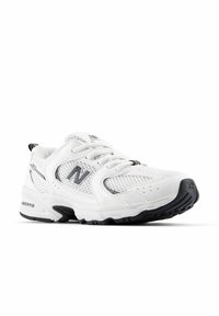 Scarpe da ginnastica bianche con tomaia in rete, dotate di una suola nera e accenti grigi. Inclusi lacci e un logo sul lato.