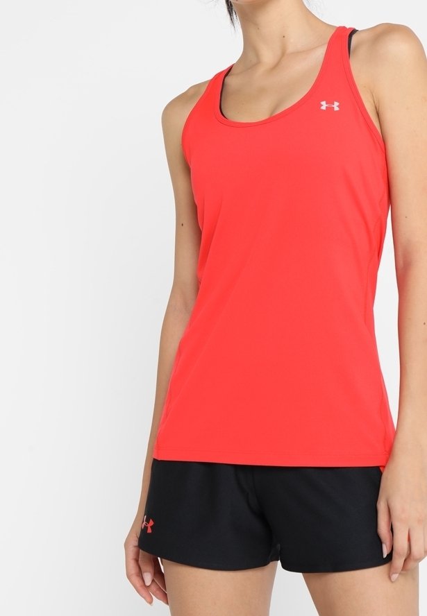 Czerwona sportowa koszulka bez rękawów z czarnymi akcentami, gładka tekstura, logo Under Armour na klatce piersiowej, w zestawie z czarnymi szortami.
