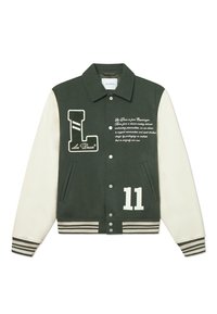 Grøn uldblanding varsityjakke med cremefarvede ærmer, der har et 'L' logo patch, hvidt nummer '11' og broderet tekst. Ribbet manchet og kant.