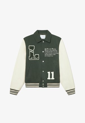 Casaco varsity em mistura de lã verde com mangas creme, apresentando um patch com o logo 'L', número '11' em branco e texto bordado. Punhos e barra canelados.