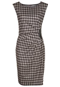 Šaty s černobílým houndstooth vzorem, přiléhavého střihu, bez rukávů a s výřezem na boku. Hladká látka s jemným splýváním.