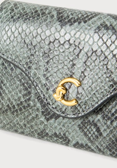 Portefeuille à motif peau de serpent gris et noir avec un fermoir doré incurvé en forme de lettres entrelacées « C » et « S ».