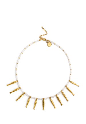 Collar con cuentas blancas y pequeños charms dorados en forma de pez espaciados uniformemente a lo largo de la cadena, con cierre dorado y cadena de extensión.