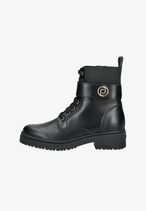 Schwarze Lederstiefeletten mit glatter Oberfläche, ausgestattet mit goldenen Beschlägen, einem elastischen Schaft und einer strukturierten Gummi-Sohle für besseren Halt.