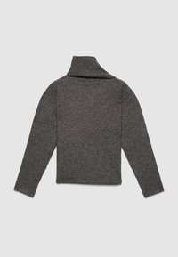 Grau, strukturierter Rollkragenpullover mit langen Ärmeln und umgeschlagenem Kragen. Hat einen kastigen Schnitt und gerippte Bündchen für zusätzliche Details.