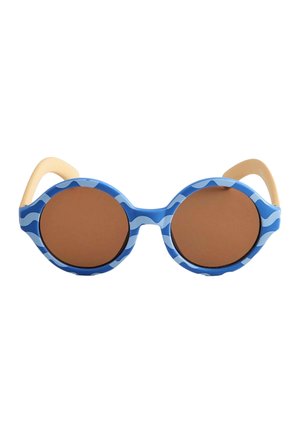 Gafas de sol redondas con monturas de patrón ondulado azul, lentes tintados en marrón y varillas beige sobre un fondo blanco.