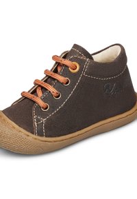 Hnědé semišové boty s oranžovými tkaničkami, kulatou špičkou a texturovanou gumovou podrážkou. Obsahují detaily v podobě prošívání a branding na boku.