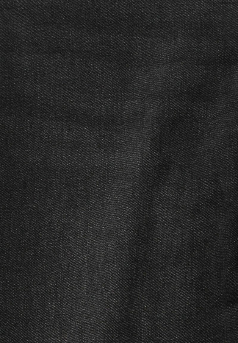 Tissu en denim noir présentant une surface texturée avec un léger éclat. Le tissage affiche un motif sergé classique, offrant une construction durable.