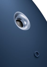 Donkerblauwe luidspreker met een cirkelvormige grijze audiopoort en een kleine ronde knop, die een gladde afwerking en modern ontwerp benadrukt.