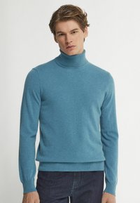 Herren-Pullover mit Rollkragen in Hellblau, aus weichem Stoff gefertigt. Mit langen Ärmeln, gerippten Bündchen und einem schmalen Saum. Einfaches, nahtloses Design.