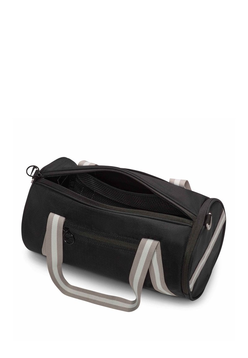 Bolsa de deporte negra con asas de rayas grises, parte superior con cremallera, tela texturizada y forma redonda. Presenta un compartimento de malla en su interior.