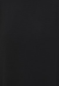 T-shirt noir en tissu doux et léger avec une texture lisse. Présente un design simple et uni sans motifs ni accents.