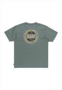 Grünes Baumwoll-T-Shirt mit einem runden schwarzen und goldenen Grafik auf dem Rücken, mit dem Text "BILLA BONG PREMIUM QUALITY BOARD SHORT COMPANY".