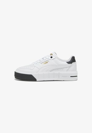 Sneaker bianca con tomaia in pelle liscia, dotata di dettagli del logo dorato, una suola nera spessa e un design a scollo basso. Accentata con grigio sul tallone.
