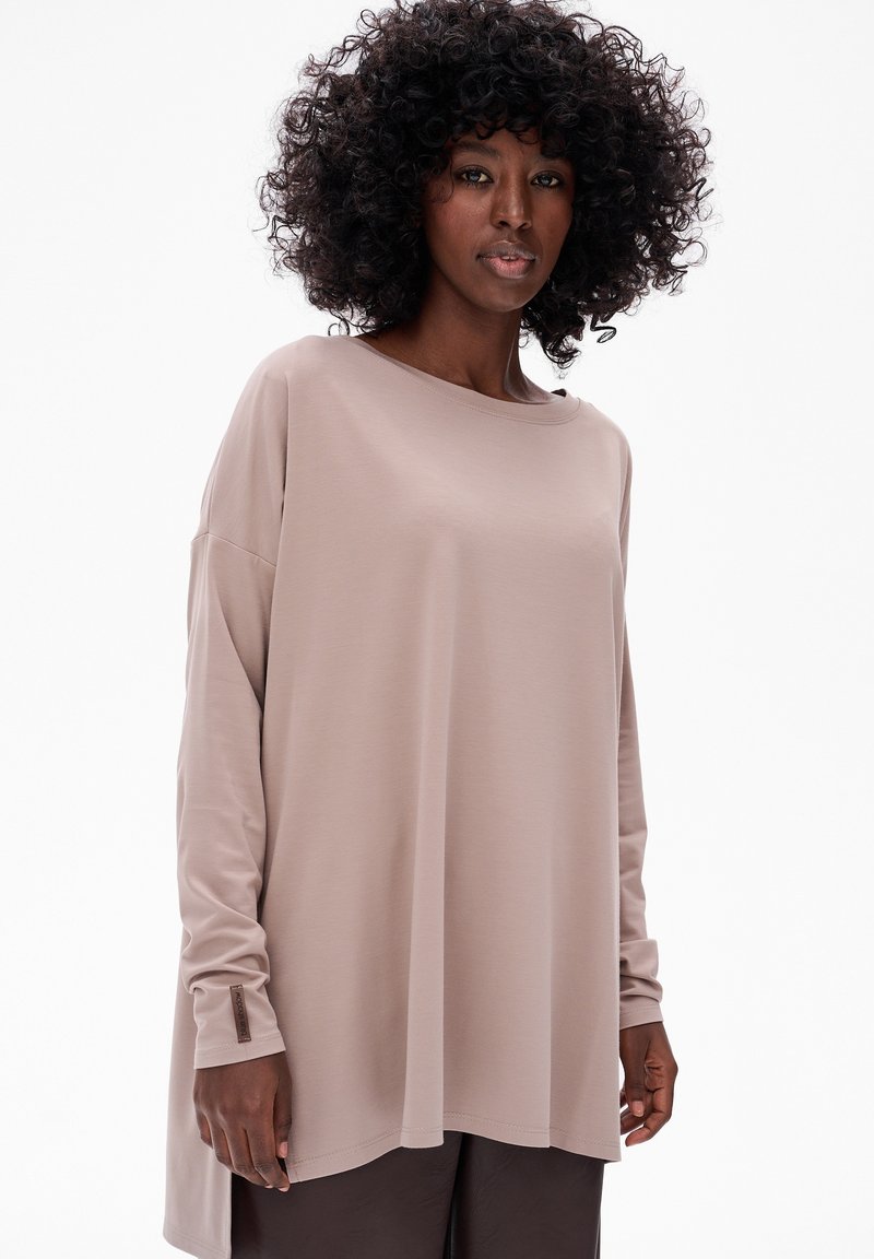 Lichtbeige lange mouwen top met een ontspannen pasvorm, brede halslijn en iets gestructureerde stof. Heeft een subtiele logotag bij de manchet.