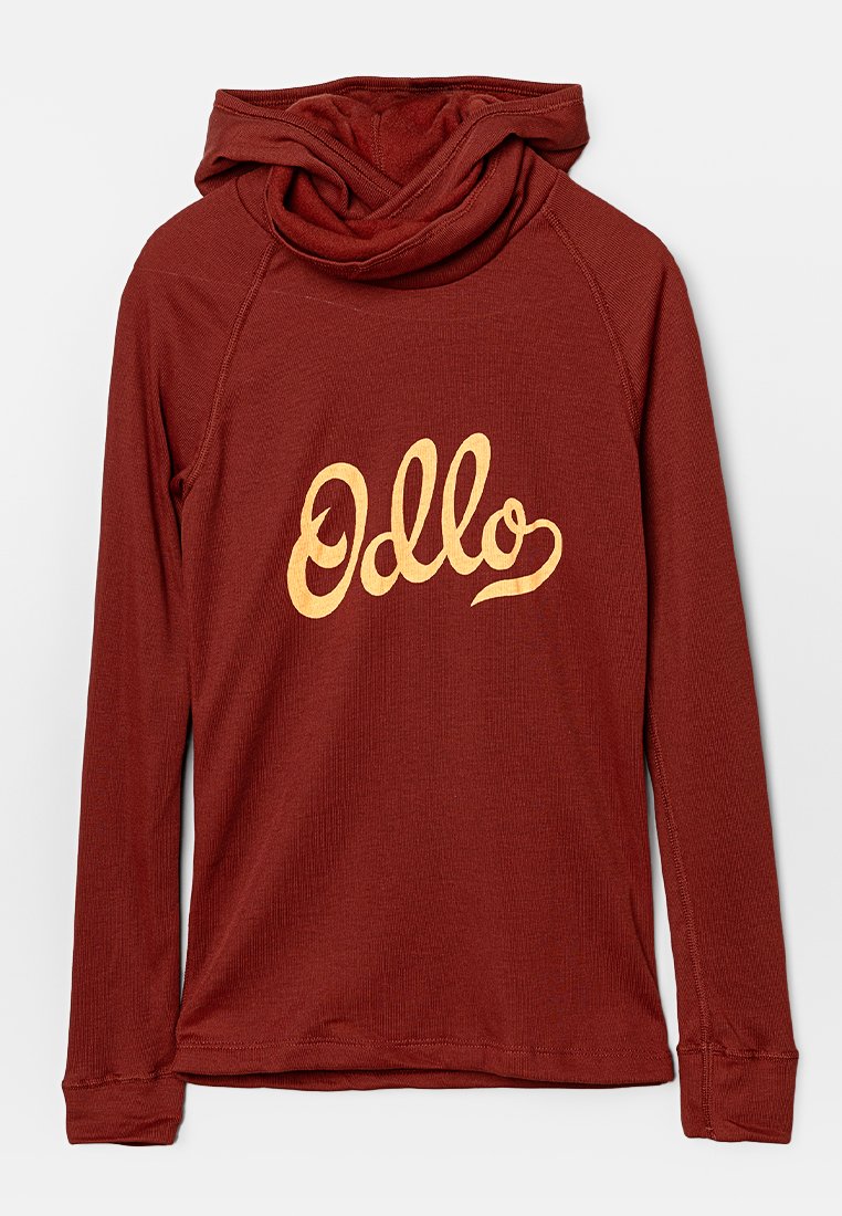 Haut à capuche long rouge bordeaux avec un col cheminée, arborant un logo doré "Odlo" imprimé sur le devant. Le tissu a une finition texturée.