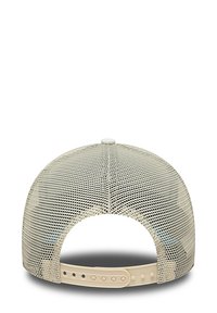 Casquette de baseball en maille beige avec une sangle en plastique réglable. Elle présente un dessus arrondi et un design ventilé pour la respirabilité, avec un dessous lisse.